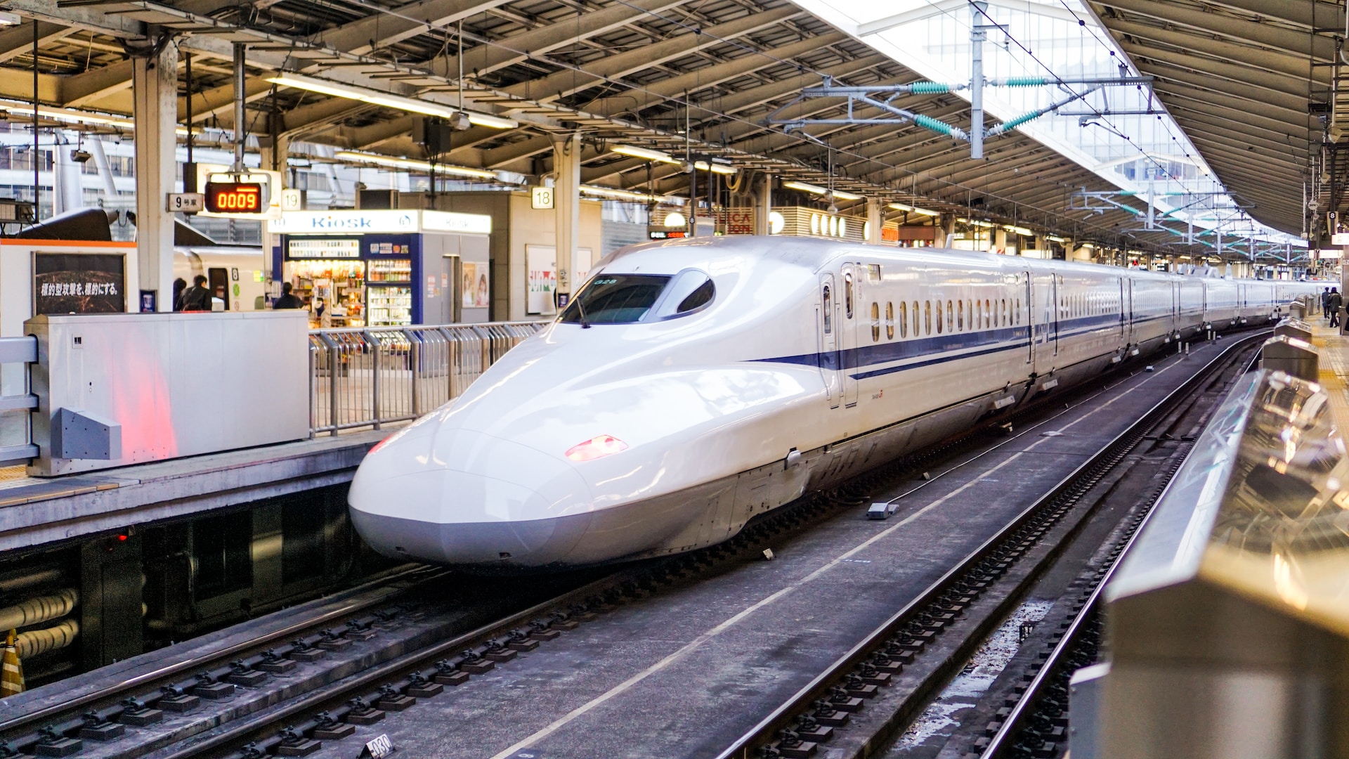 shinkansen in station